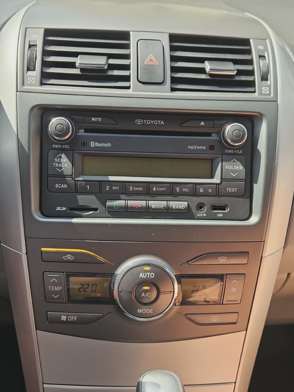 Radio Bluetooth y Aire Acondicionado